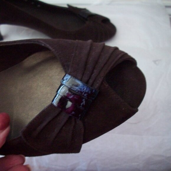 Stuart Weitzman Suede D. Brown Open Toe Shoe 8 - Picture 6 of 6